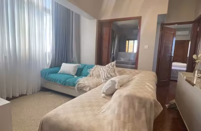 ALUGUEL: T2 Moderno na Polana Cimento A com Vista para a Baía | Segurança Reforçada